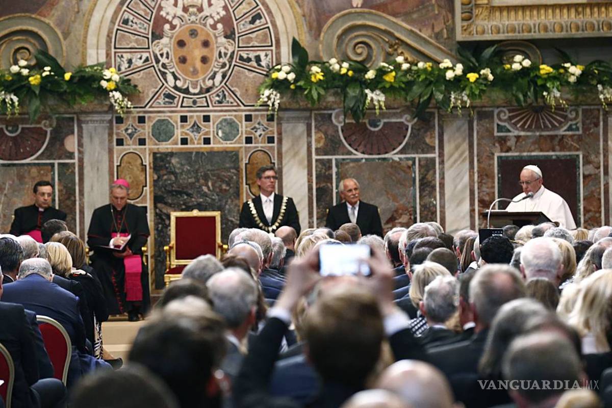 El papa recibe premio Carlomagno e insta a la UE a recuperar sus ideales