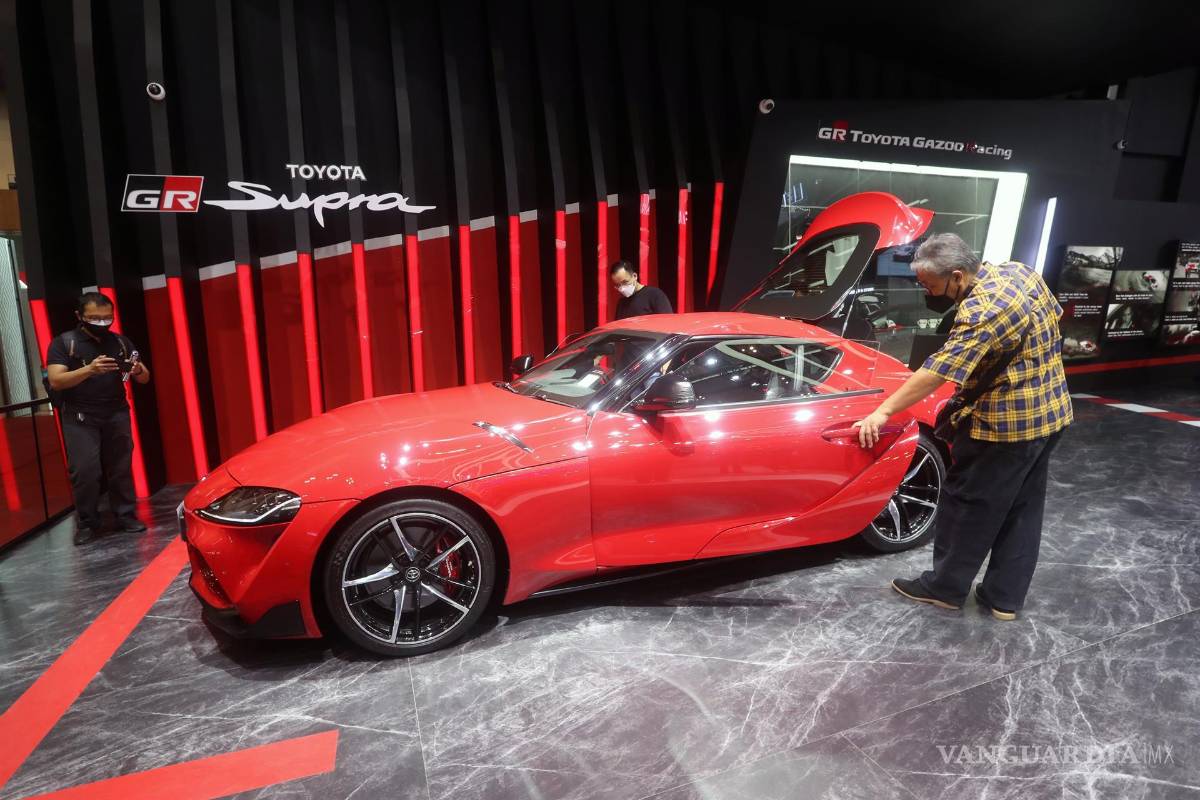 $!Un visitante mira el coche deportivo Toyota GR Supra durante el Gaikindo Indonesia International Auto Show 2021 en Tanggerang, Banten, Indonesia. EFE/EPA/Bagus Indahono