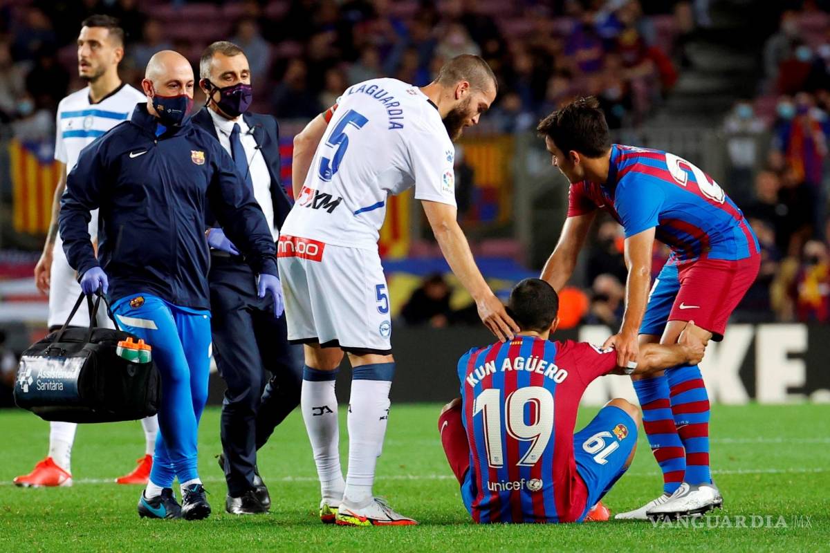 $!El jugador azulgrana debió retirarse antes de que finalizara la primera parte del partido de Liga Española ante el Alavés del 30 de octubre por un malestar torácico