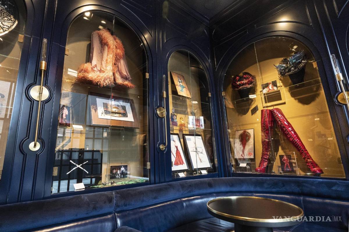 $!Blue Room (Salón Azul) del hotel The Civilian de Nueva York, con objetos de distintas obras presentadas en los teatros de Broadway. AP/Richard Drew