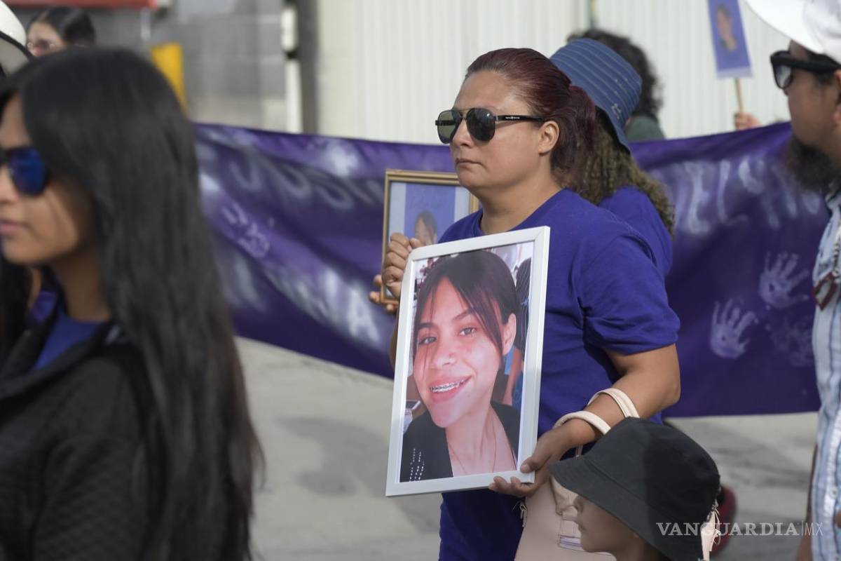 $!Vestidos de color morado, y portando pancartas que exigen justicia, el grupo inició su marcha en el cruce de avenida Universidad y el bulevar Venustiano Carranza.