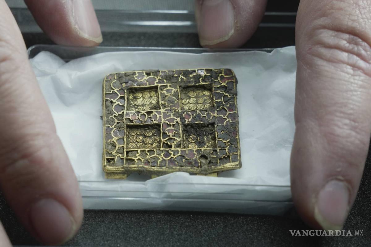 Arqueólogos encuentran un collar de oro y joyas 1,300 años de antigüedad en Inglaterra