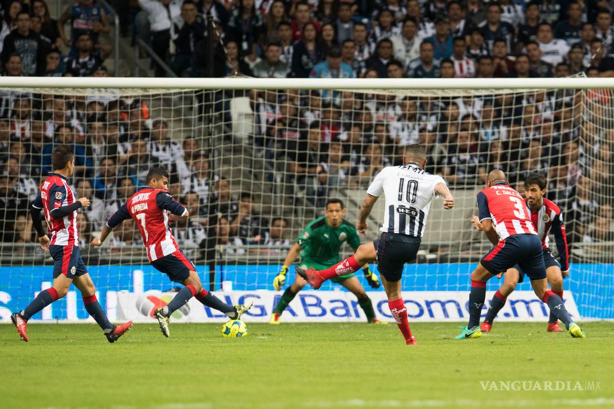 $!Lluvia de rojas y golazos en empate entre Rayados y Chivas