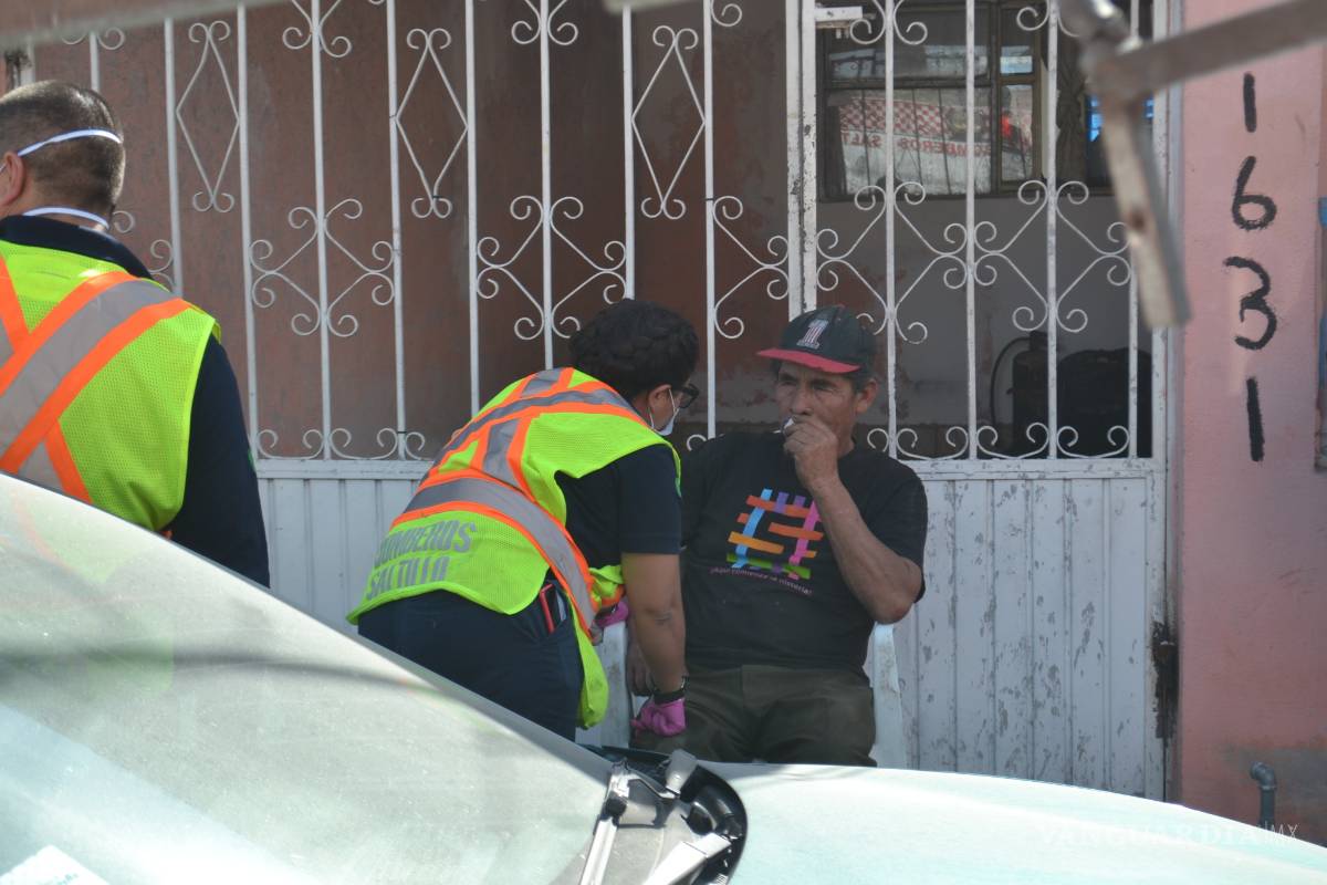 Abuelo se siente mal al volante, pierde control y choca
