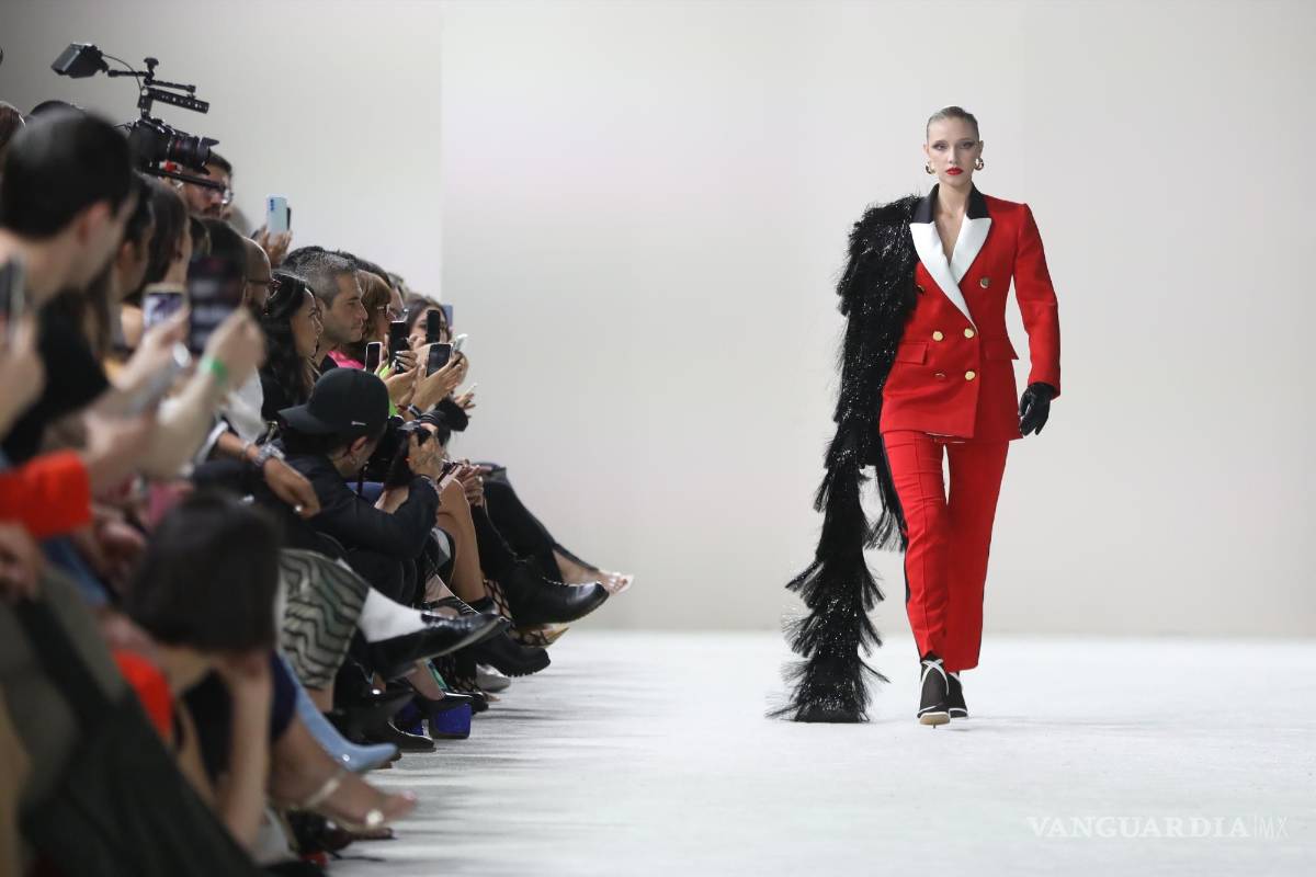 $!Modelos lucen creaciones del diseñador mexicano Alfredo Martínez en segundo día de actividades del Mercedes-Benz Fashion Week, en Ciudad de México.