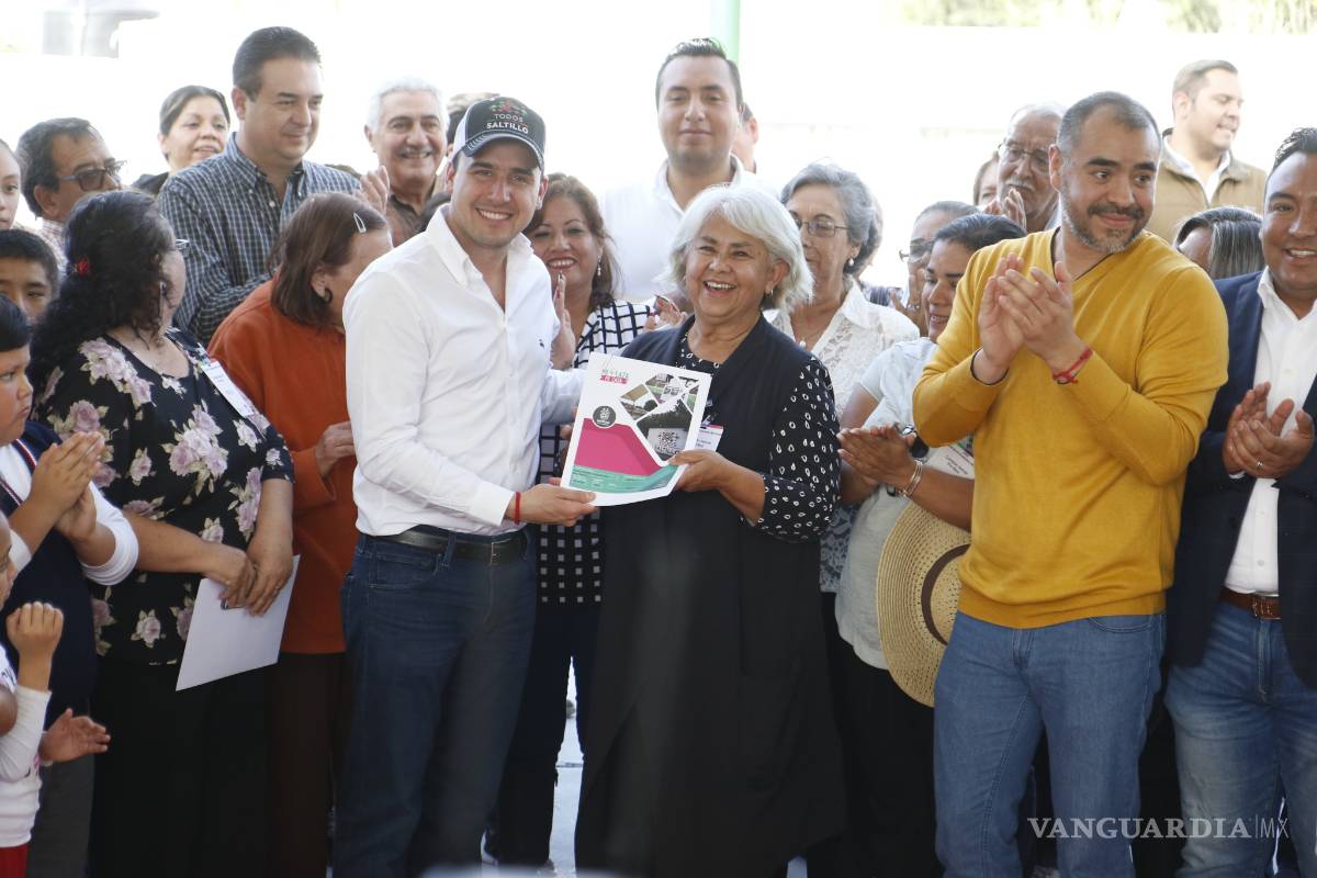 Entrega Manolo plaza en la colonia ISSSTE