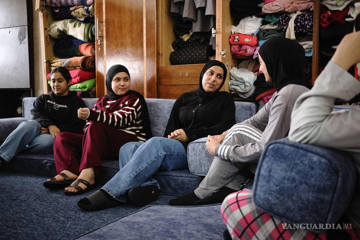 $!“Esta es nuestra casa, de verdad. Aquí estudiamos, jugamos, dormimos, comemos: todo el tiempo pasa aquí”, dice a EFE Shirin Saad, de 19 años.