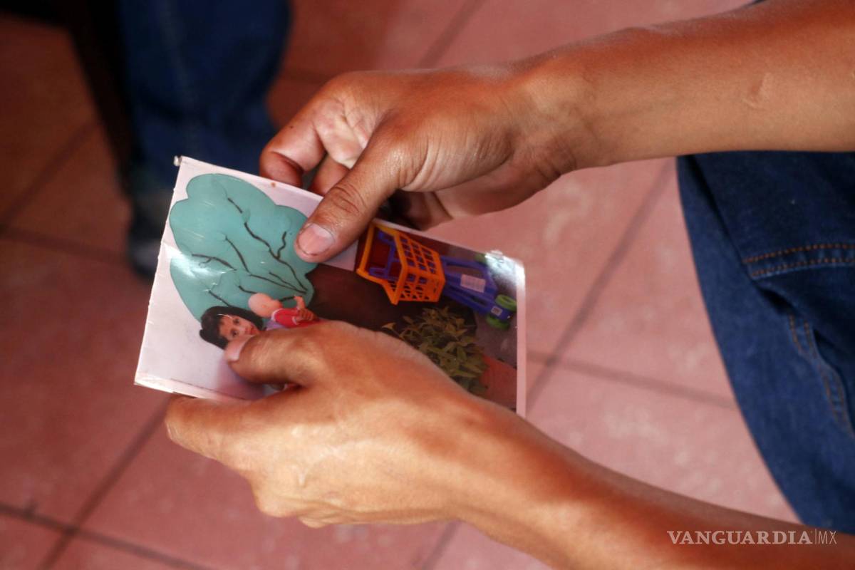 $!Con una carta firmada y envuelta en un sobre, Yessica Yatiziri, de 12 años, se despidió de su padre.