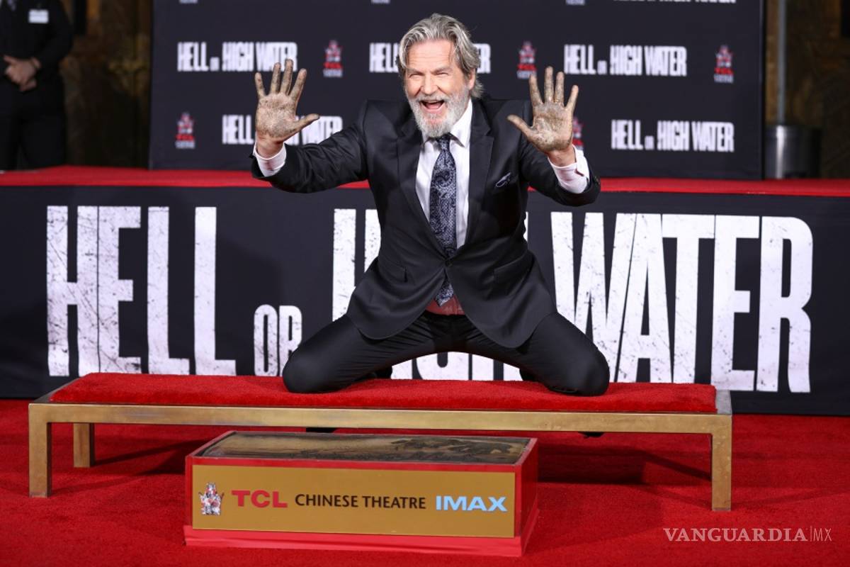 Inmortaliza Jeff Bridges sus huellas en el Teatro Chino de Hollywood