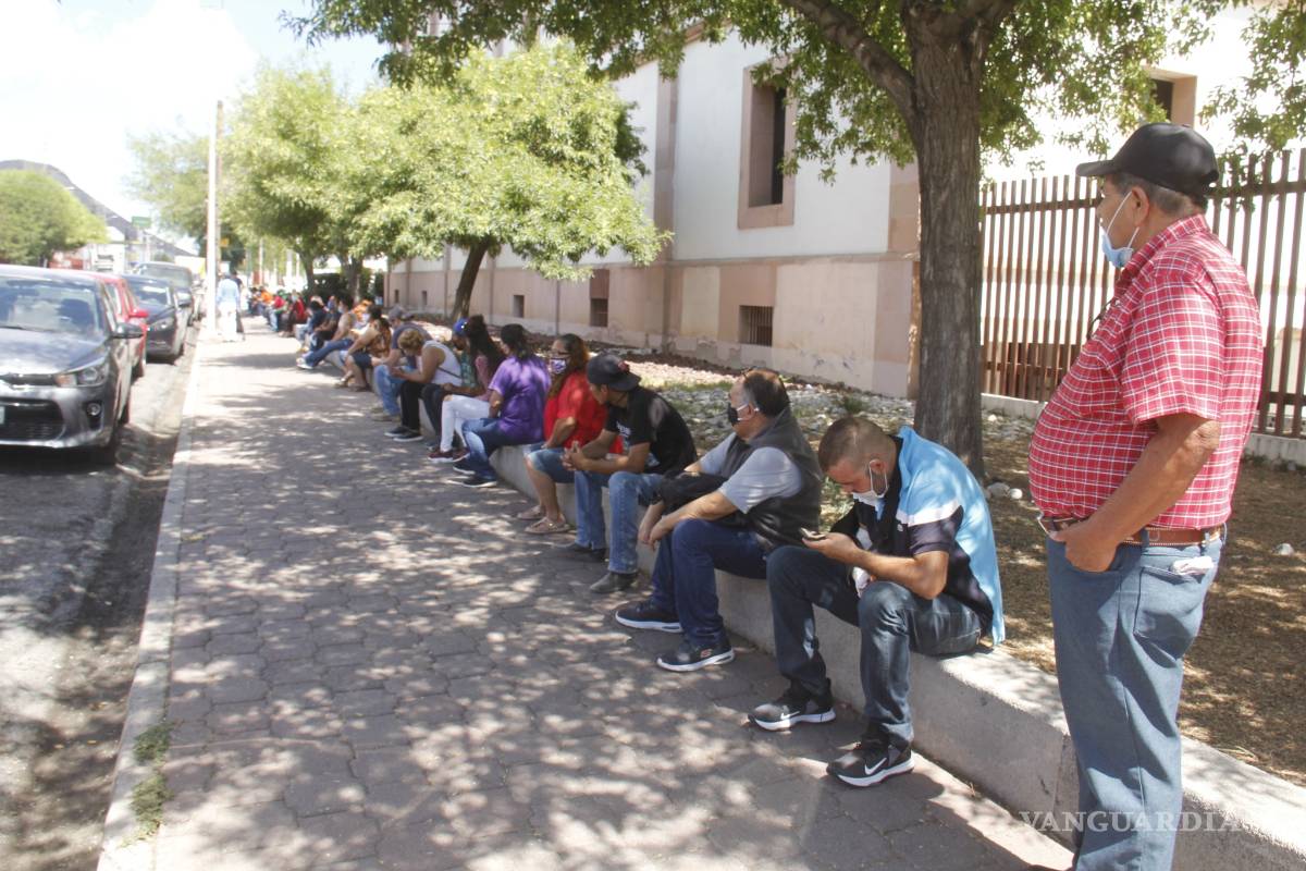 Saltillenses esperan hasta tres horas en sucursales bancarias por COVID-19