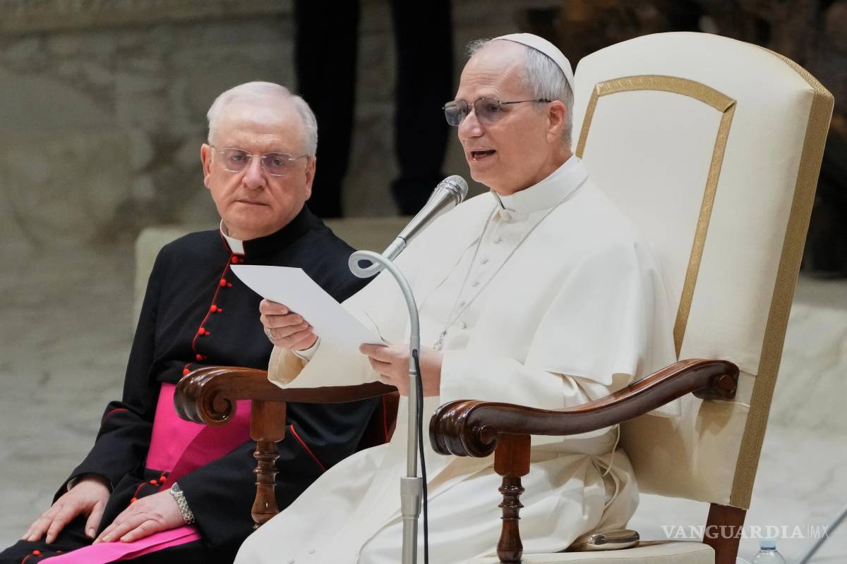 $!El Papa León XIV lee su mensaje durante la audiencia general semanal en el Vaticano.
