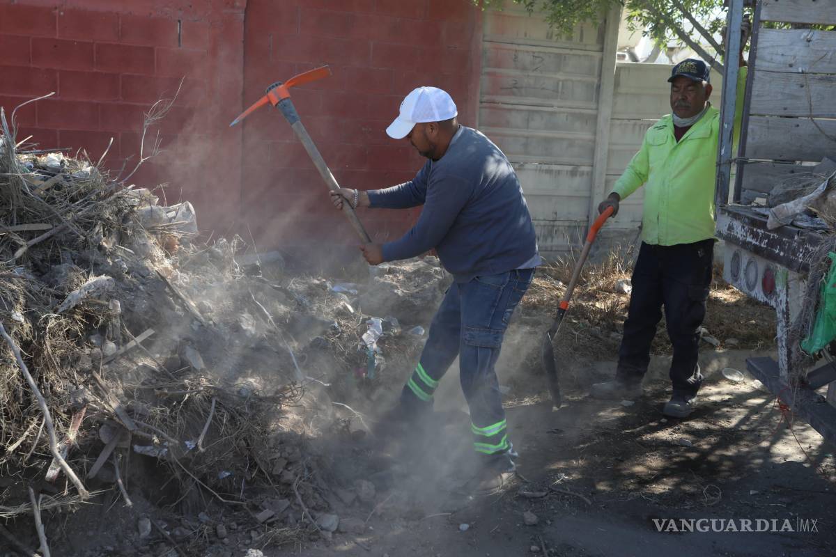 $!Personal municipal lleva a cabo el retiro de escombros acumulados en el periférico Luis Echeverría Álvarez, en un esfuerzo por optimizar la vialidad y garantizar mayor seguridad a los transeúntes y conductores.