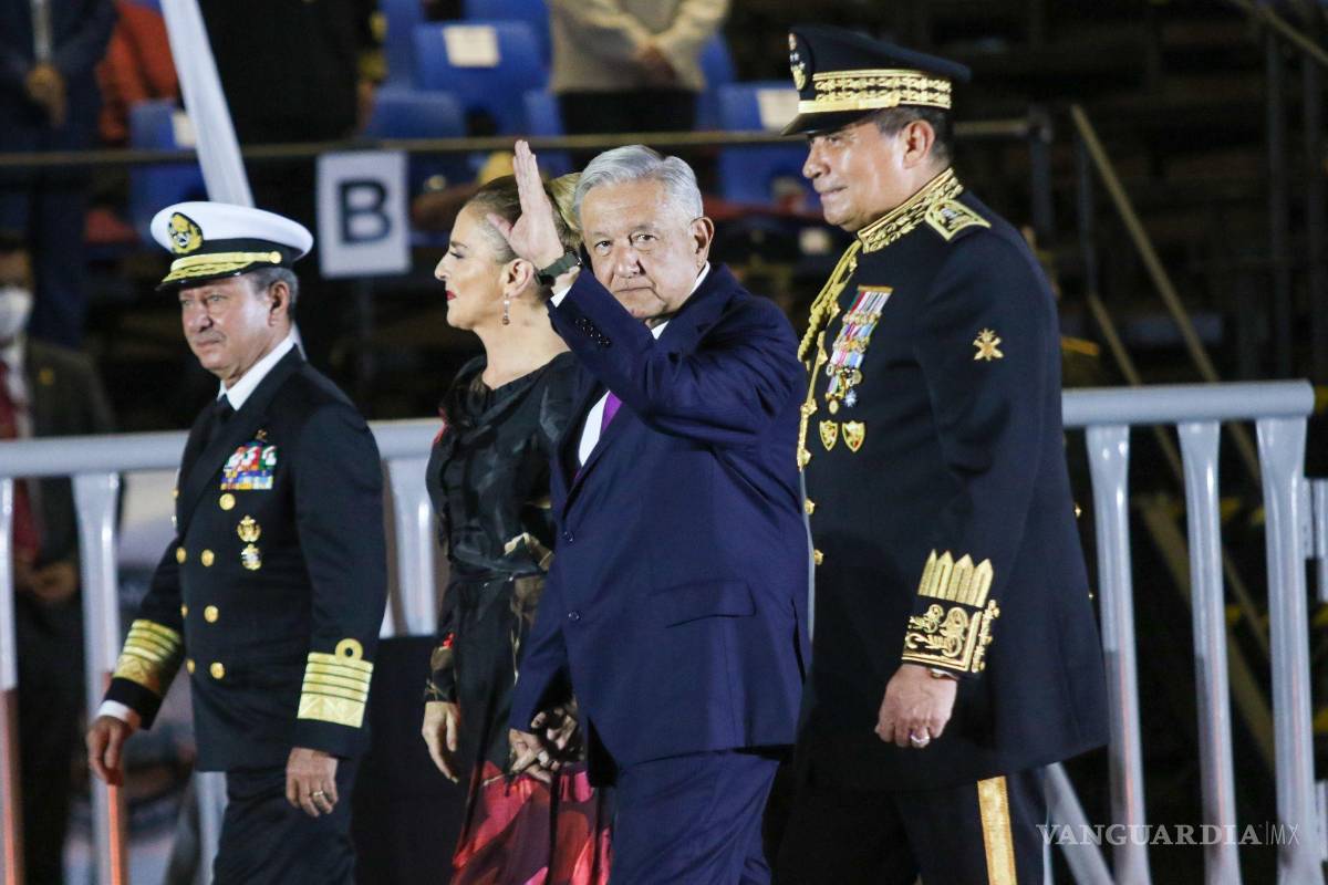 $!Andrés Manuel López Obrador, Presidente de México, y su esposa Beatriz Gutiérrez Müller, encabezaron los festejos de los 200 Años de la Consumación de la Independencia, en el Zócalo. Cuartoscuro/Moisés Pablo