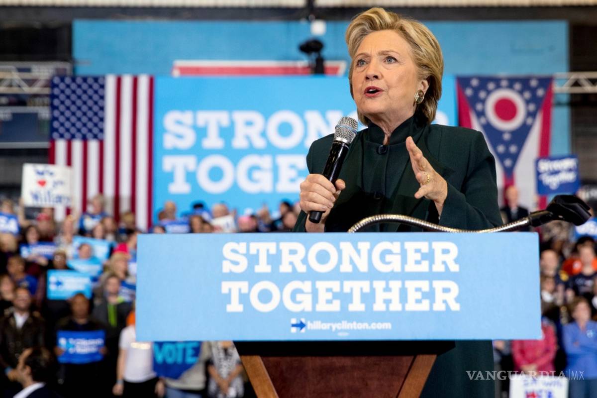 Desalojan sede de campaña de Clinton tras recibir sobre con polvo sospechoso