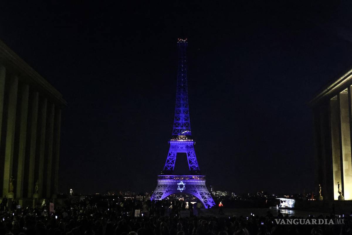 $!La Torre Eiffel se ilumina con los colores de la bandera israelí durante una manifestación en apoyo de Israel en París, Francia.