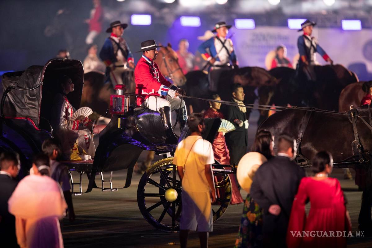 $!Fotografía que muestra la representación histórica durante la ceremonia del 200 aniversario de la consumación de independencia en Ciudad de México (México). EFE/Carlos Ramírez