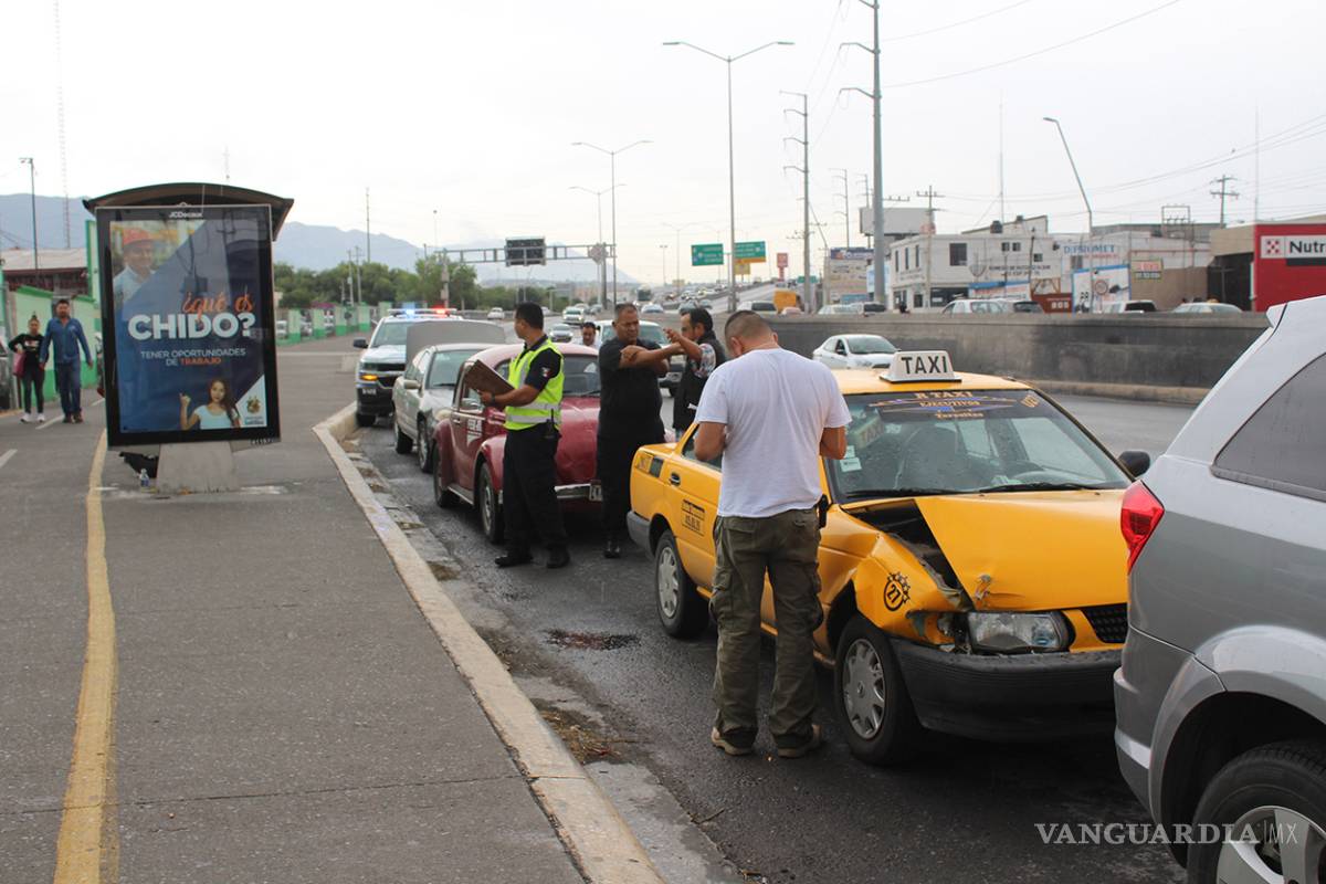 Cae lluvia en Saltillo y se desatan choques en periférico