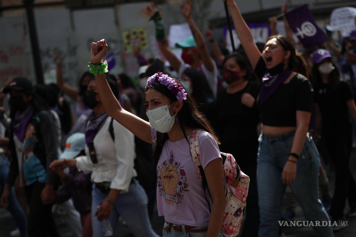 $!Activistas protestan durante las manifestaciones en el marco del Día Internacional de la Mujer ayer, en el Zócalo de la Ciudad de México. EFE/Sáshenka Gutiérrez