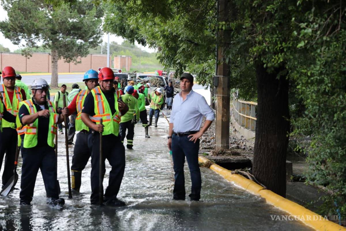 $!El alcalde Javier Díaz González coordinó los trabajos de atención y limpieza en distintos puntos de la ciudad tras las lluvias registradas este sábado, supervisando las labores en zonas afectadas del norte de Saltillo.