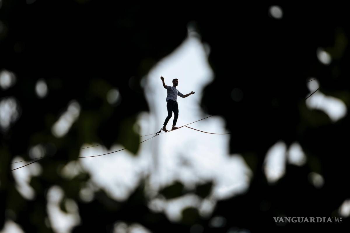 $!El acróbata francés Nathan Paulin intenta caminar por una cuerda floja desde la Torre Eiffel a través del río Sena, en París, como parte de los eventos en Francia para los Días del Patrimonio Nacional. AP/Lewis Joly