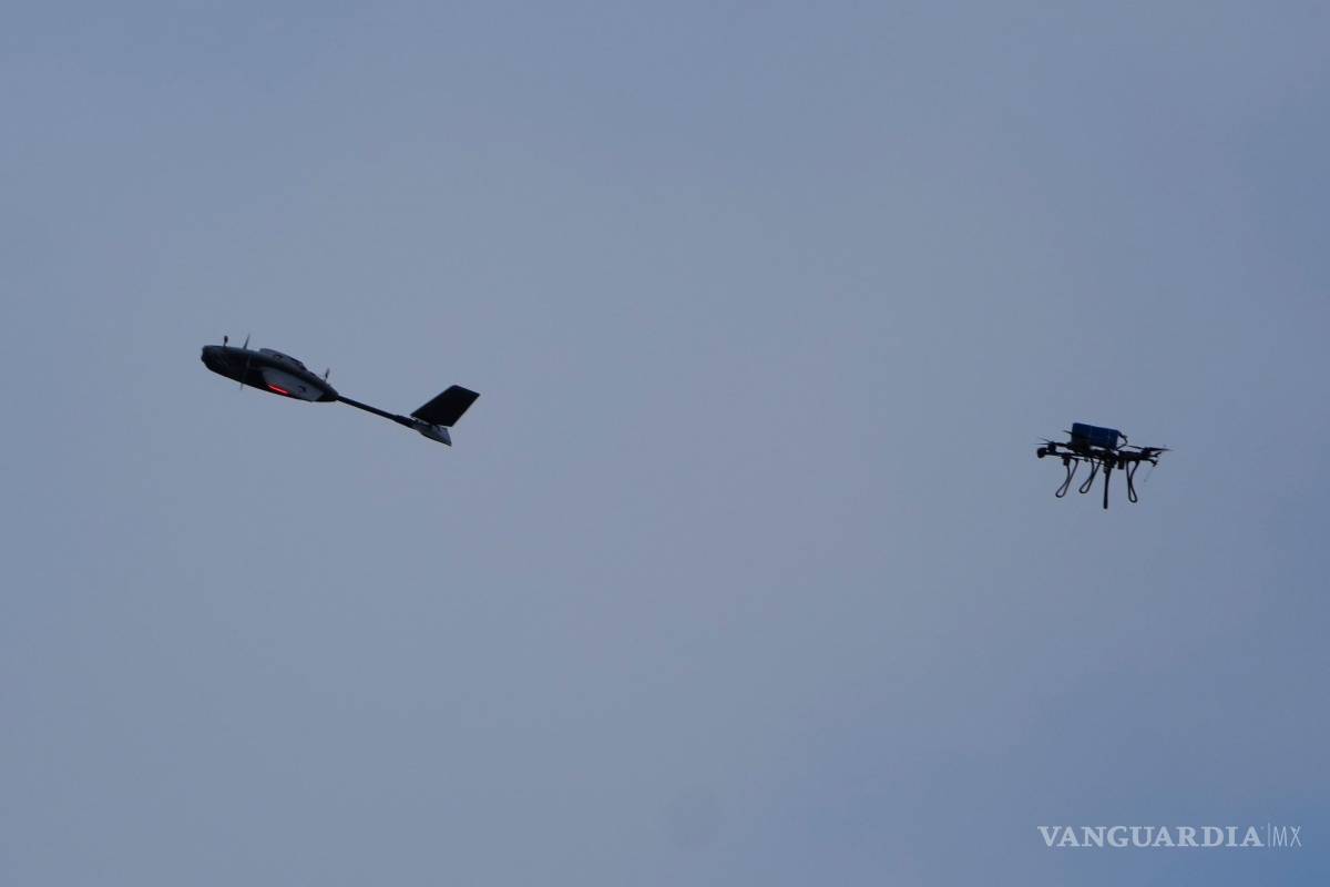 $!Un experto en detección de drones intercepta un dron objetivo durante unas maniobras en la Escuela Yatagan de Sistemas Aéreos No Tripulados, en Kiev.