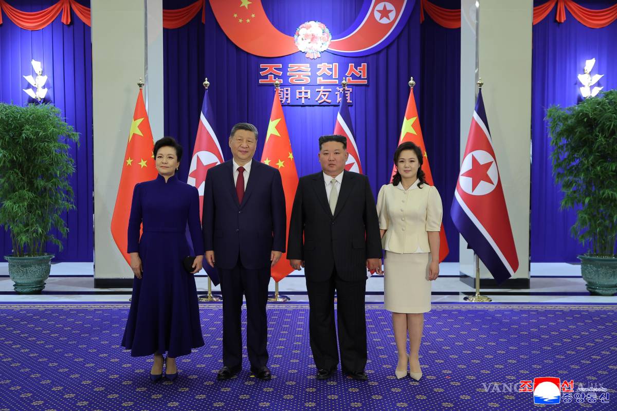 $!En esta fotografía proporcionada por el gobierno de Corea del Norte, el gobernante norcoreano Kim Jong Un (centro derecha) y su esposa Ri Sol Ju (derecha) posan con el presidente chino Xi Jinping (centro izquierda) y su esposa Peng Liyuan (izquierda) durante una cena, el lunes 8 de junio de 2026, en Pyongyang.