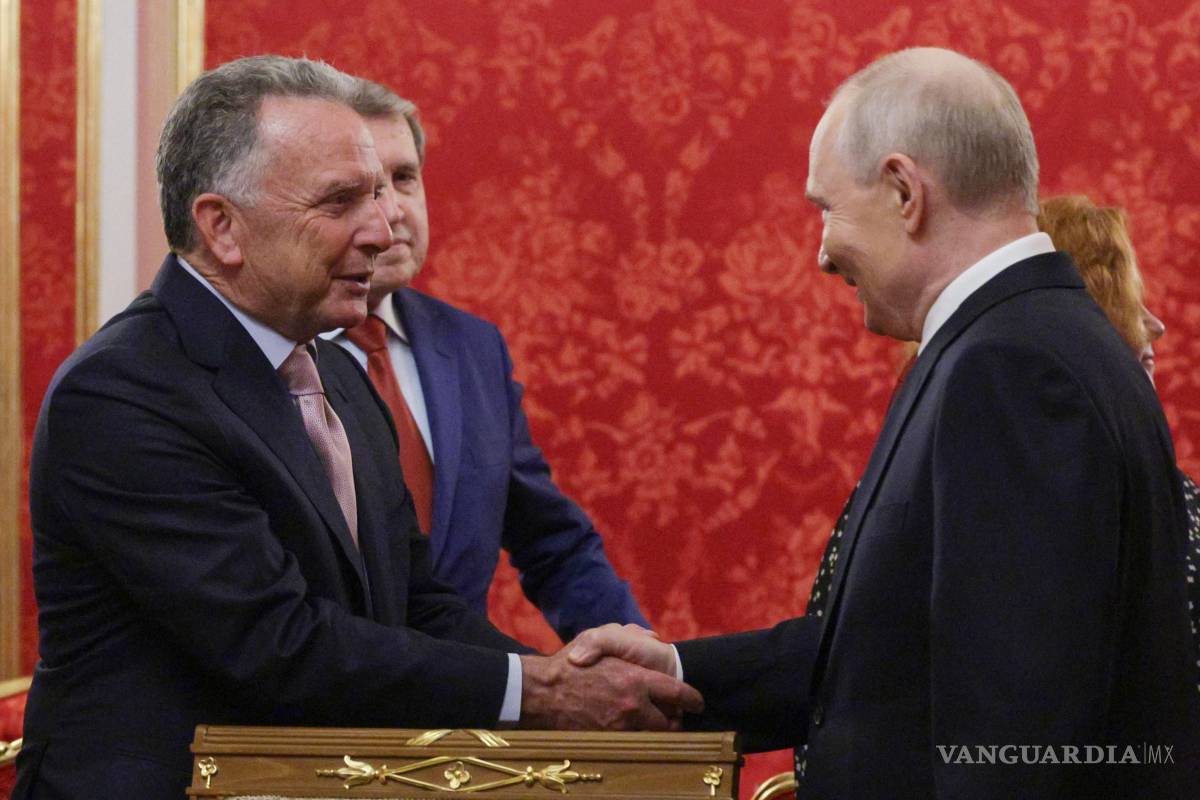 $!El presidente ruso Vladímir Putin saluda a Steve Witkoff, enviado del presidente estadounidense Donald Trump en el Palacio del Senado del Kremlin, en Moscú.