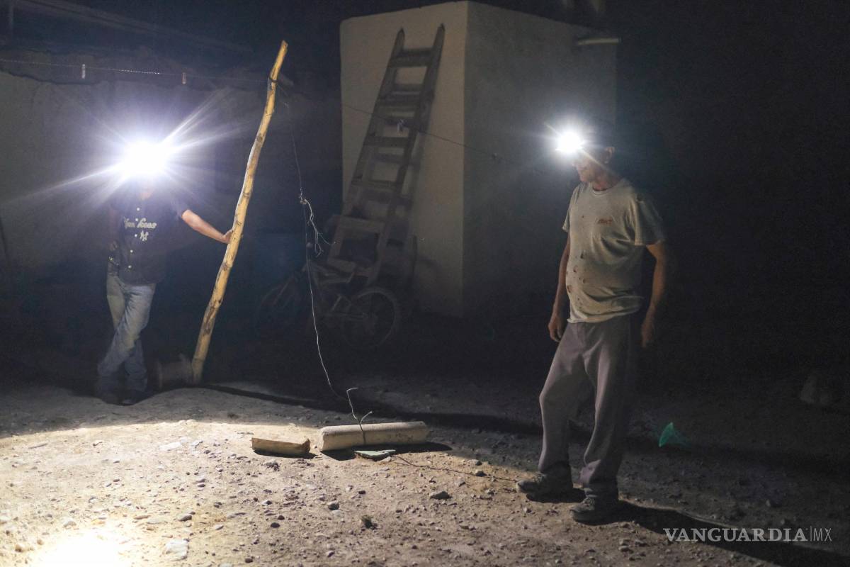 $!La luz llegó sólo para las viviendas, afuera de ellas los habitantes necesitan alumbrarse con linternas que llevan a la cabeza, como mineros en el fondo de la tierra.
