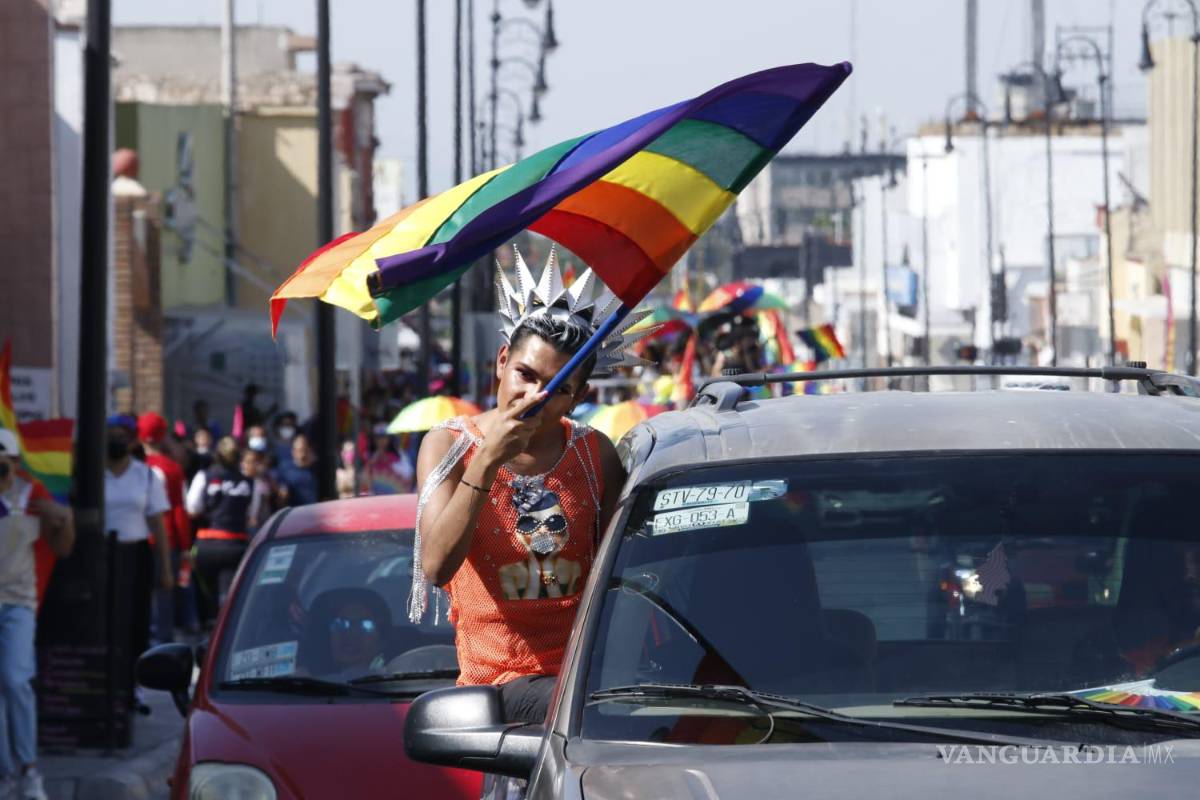 $!Entre carros alegóricos, banderas y sombrillas de aircoiris, reinas de belleza LGBTTQ+, diamantina, baile y consignas como ‘¡Amor es amor!’.