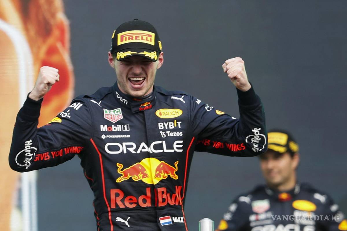 $!El holandés Max Vertapeppen, de Red Bull Racing, celebra su primer lugar en el podio del Gran Premio de Fórmula Uno de Ciudad de México.