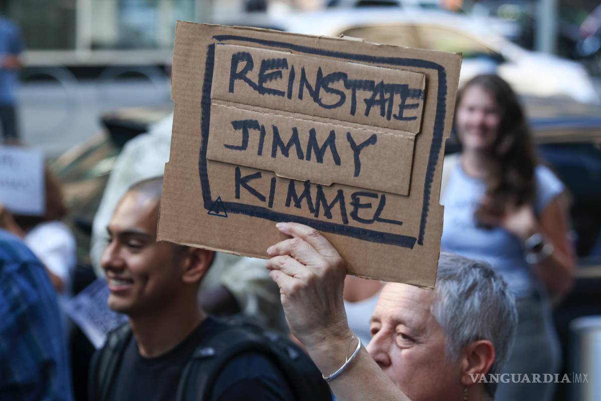 $!Personas se manifiesta en Nueva York por la cancelación del programa de Jimmy Kimmel tras un comentario sobre el asesinato de Charlie Kirk.