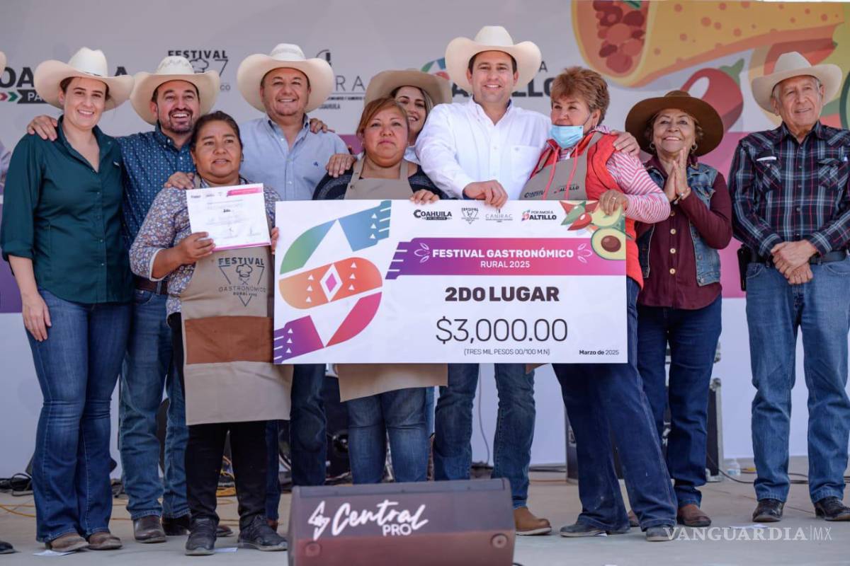 $!Además de la oferta gastronómica, los asistentes disfrutaron de presentaciones musicales en la plaza principal del ejido Derramadero.