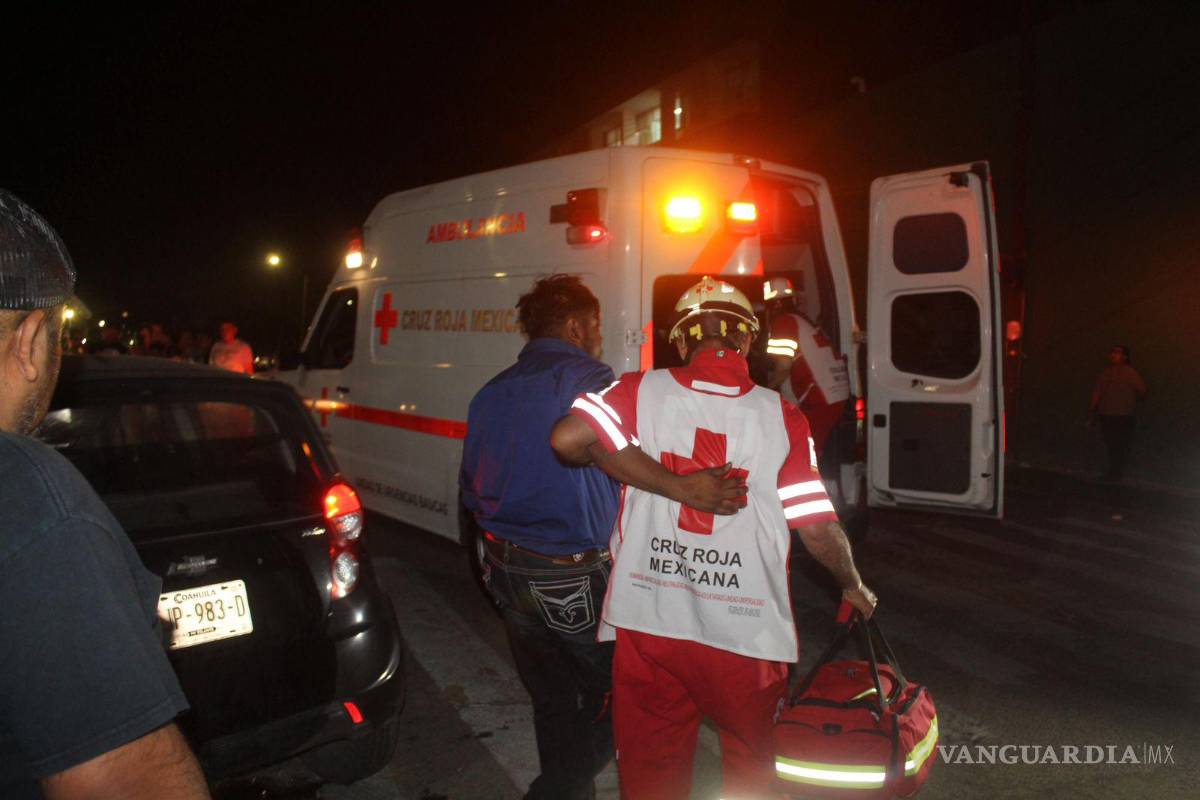 $!El percance se registró durante la noche en el cruce con la calle Humberto Hinojosa, luego de que una camioneta intentara realizar un retorno en un área prohibida, lo que derivó en el impacto con un Chevrolet Spark.