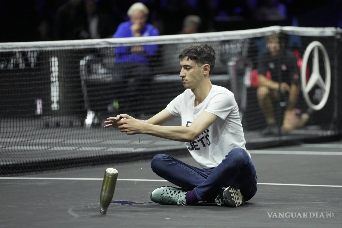 $!Un hombre vierte líquido inflamable para prenderle fuego a su brazo en señal de protesta en un partido del torneo de tenis Laver Cup.