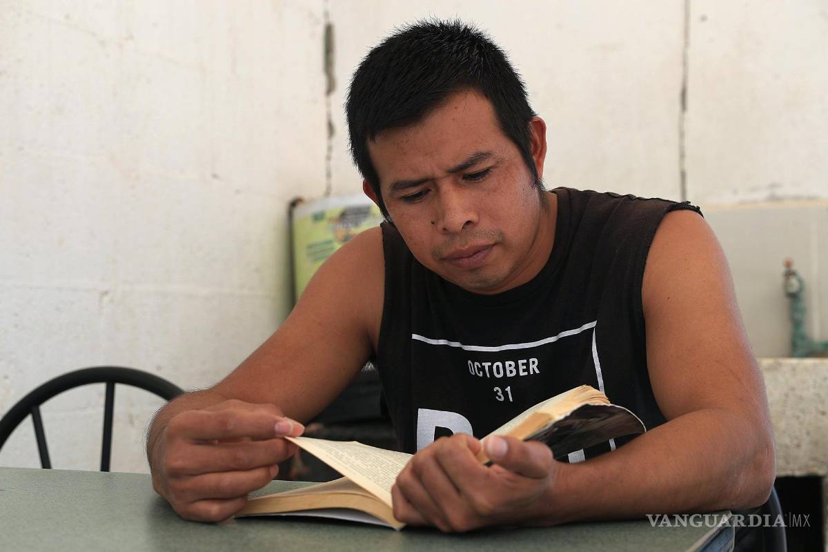 $!El migrante de origen guatemalteco, Moisés Méndez lee un libro en el albergue 'El Buen Samaritano' en la frontera con Ciudad Juárez, Chihuahua (México).