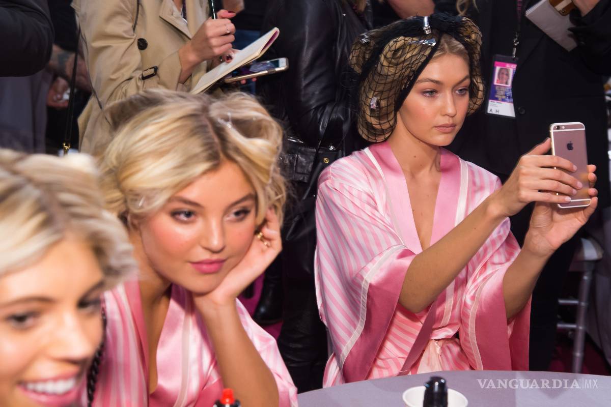 Ángeles vestidas de seda en el 'backstage' del desfile de Victoria’s Secret