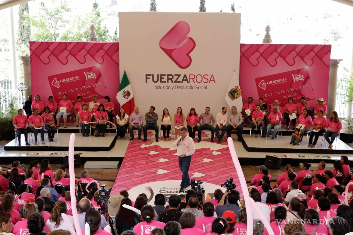 $!Entrega Miguel Riquelme las primeras tarjetas de “Fuerza Rosa” en Coahuila