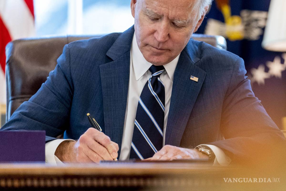 Biden firma paquete de ayuda COVID por 1.9 bdd
