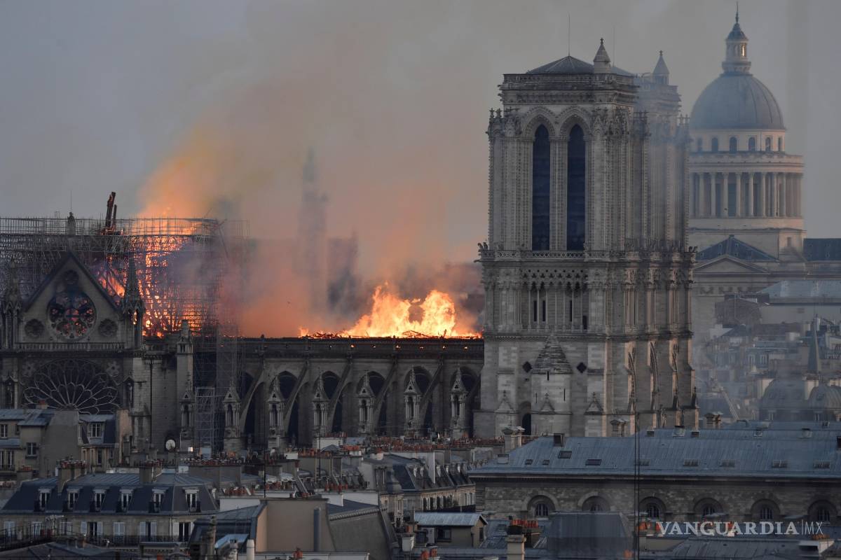 $!Catedral de Notre Dame en el centro de París es devorada por las llamas (fotogalería)