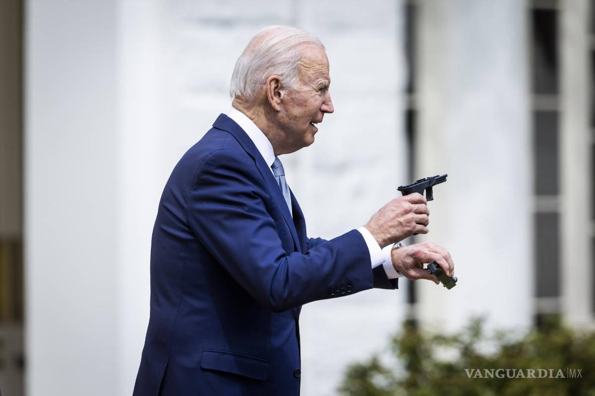 $!Joe Biden, sostiene una pistola de 9 mm mientras anuncia acciones ejecutivas para acabar con las llamadas “armas fantasma”.