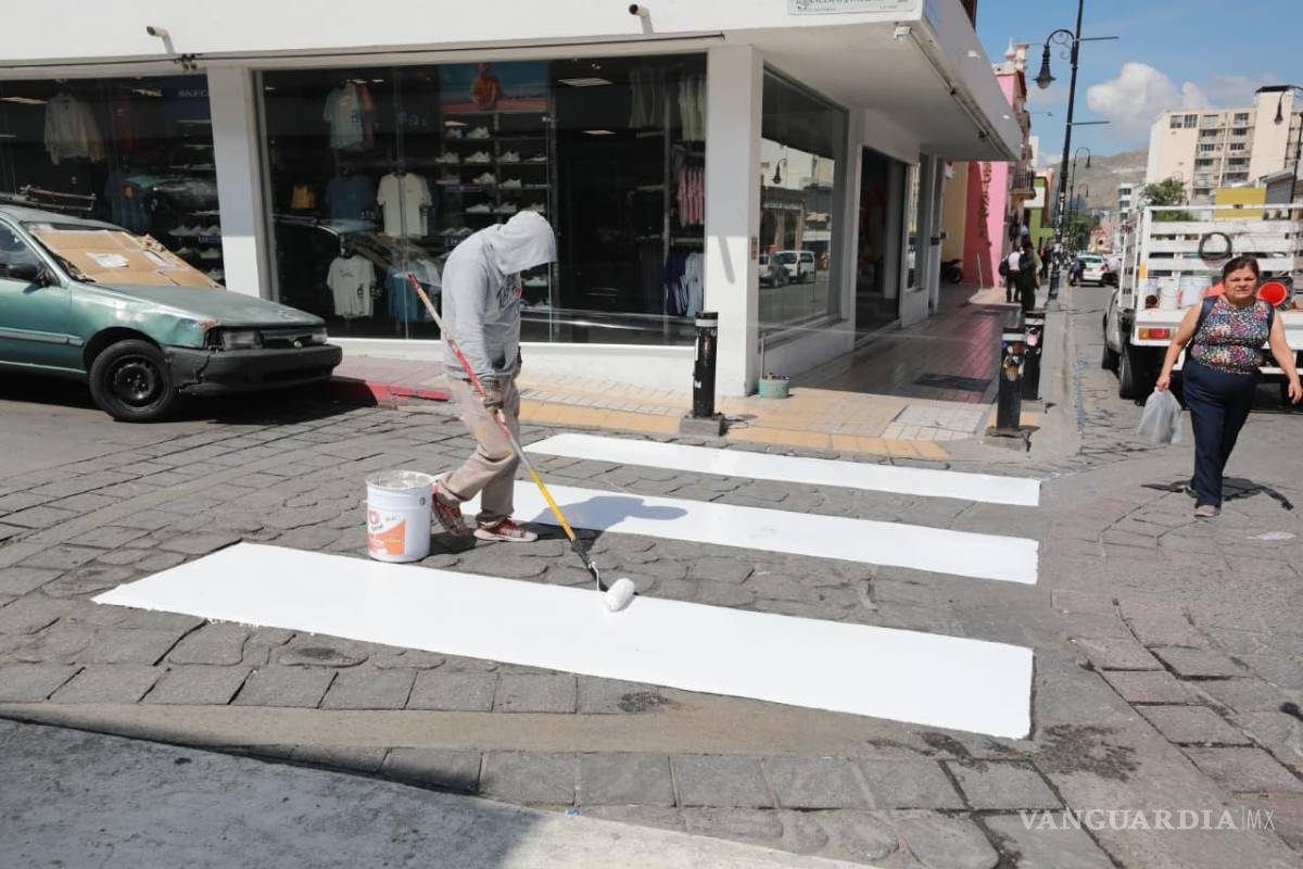 $!Refuerzan cruces peatonales sobre calle Victoria en el Centro Histórico de Saltillo