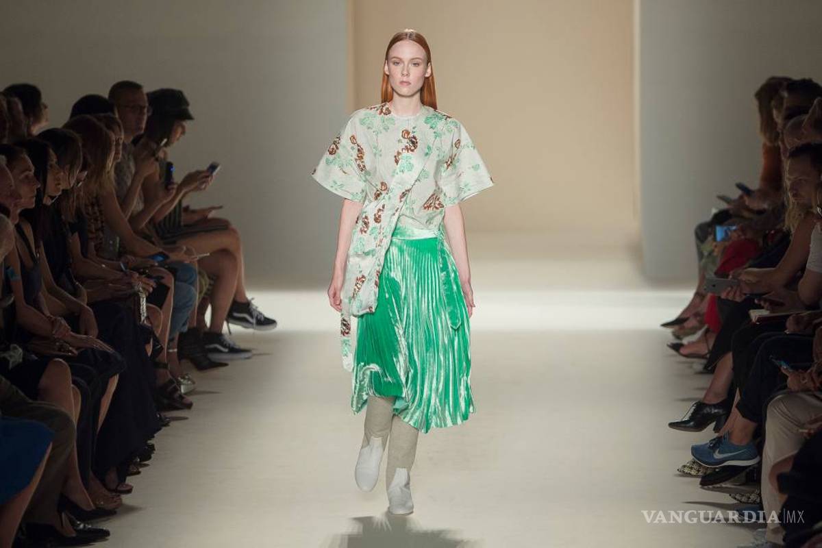 $!Victoria Beckham apuesta por una primavera en terciopelo