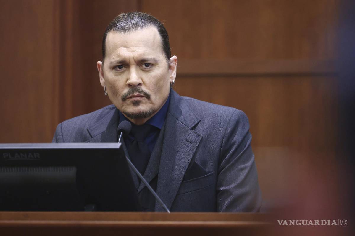 $!El actor Johnny Depp escucha a los abogados de Amber Heard mientras testifica en la corte.