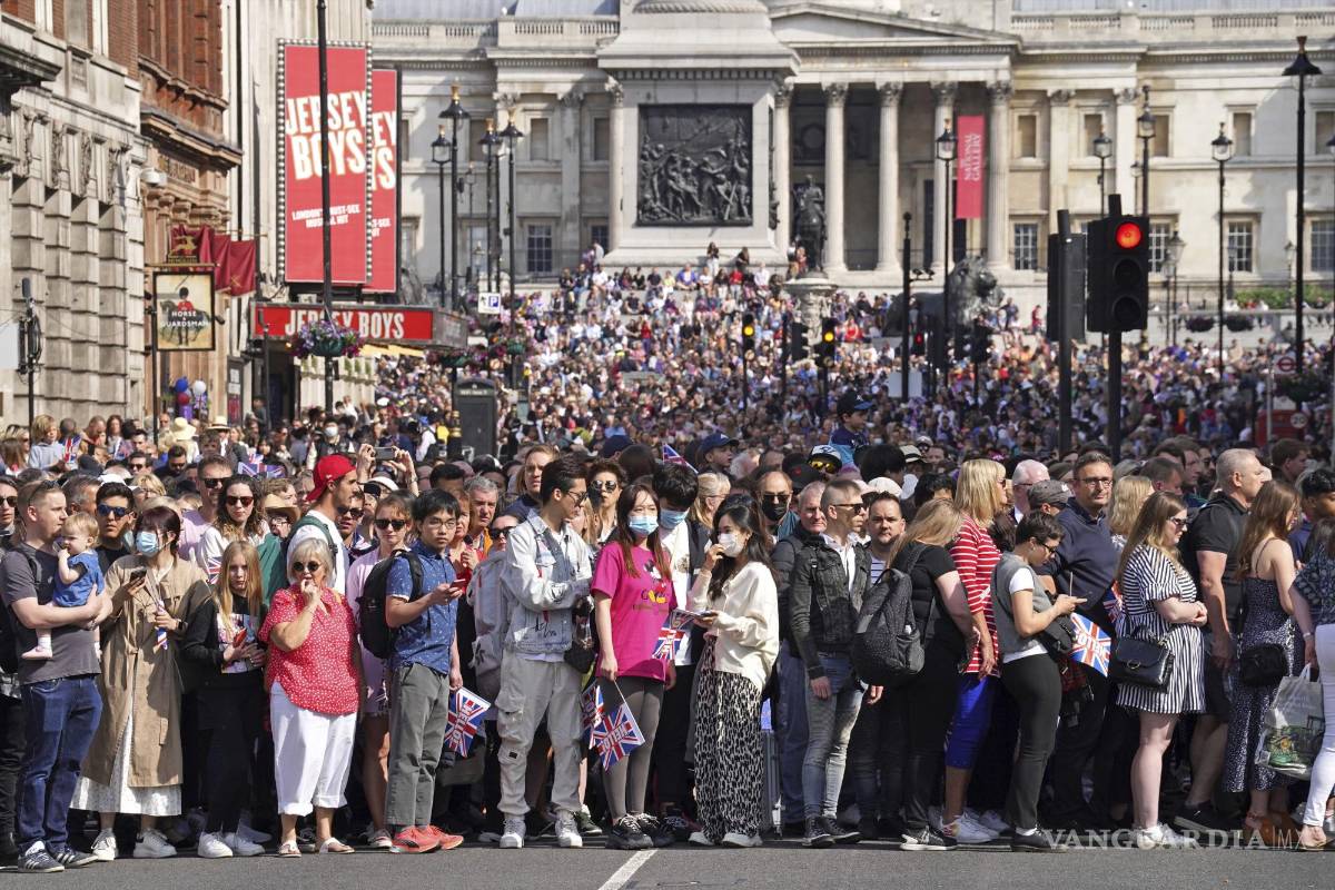 $!Una multitud reunida cerca de Trafalgar Square en Londres en el primero de cuatro días de celebraciones por el Jubileo de Platino de la reina Isabel II.