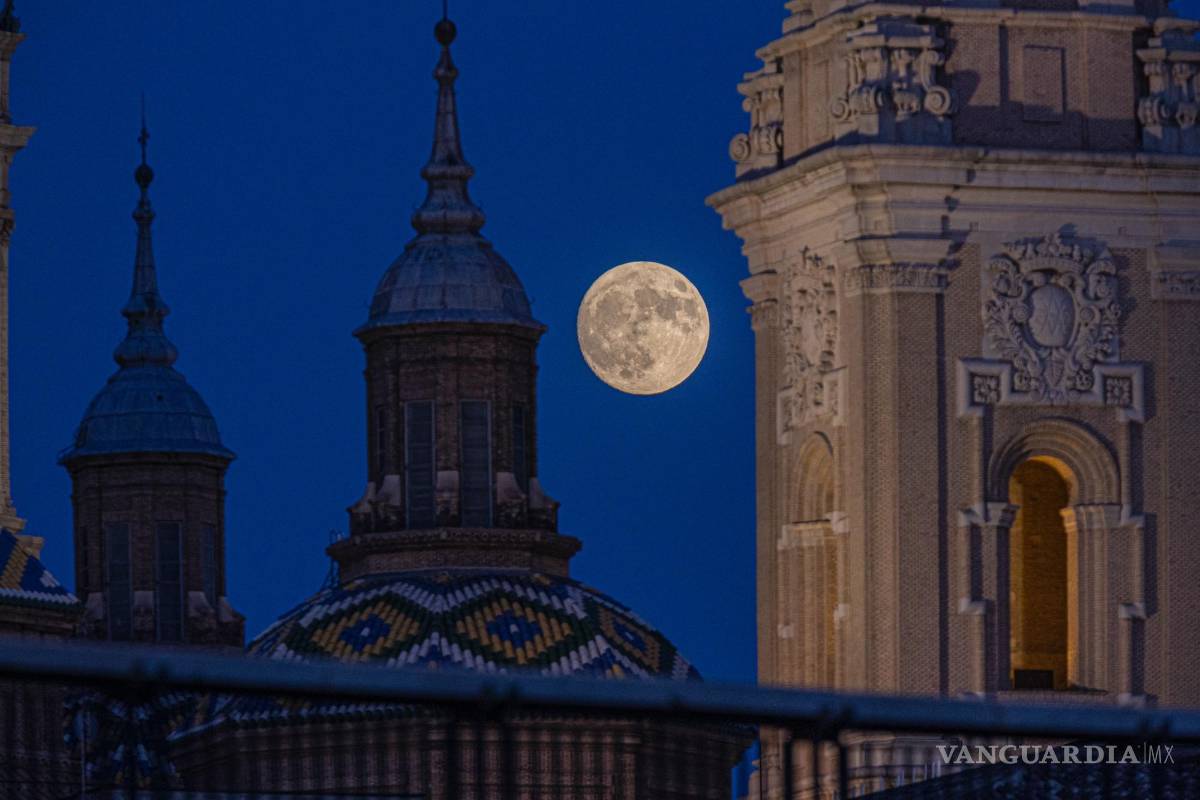 $!Imagen de la luna al 95.5% en creciente sobre Zaragoza, será la mayor luna de todo 2022.