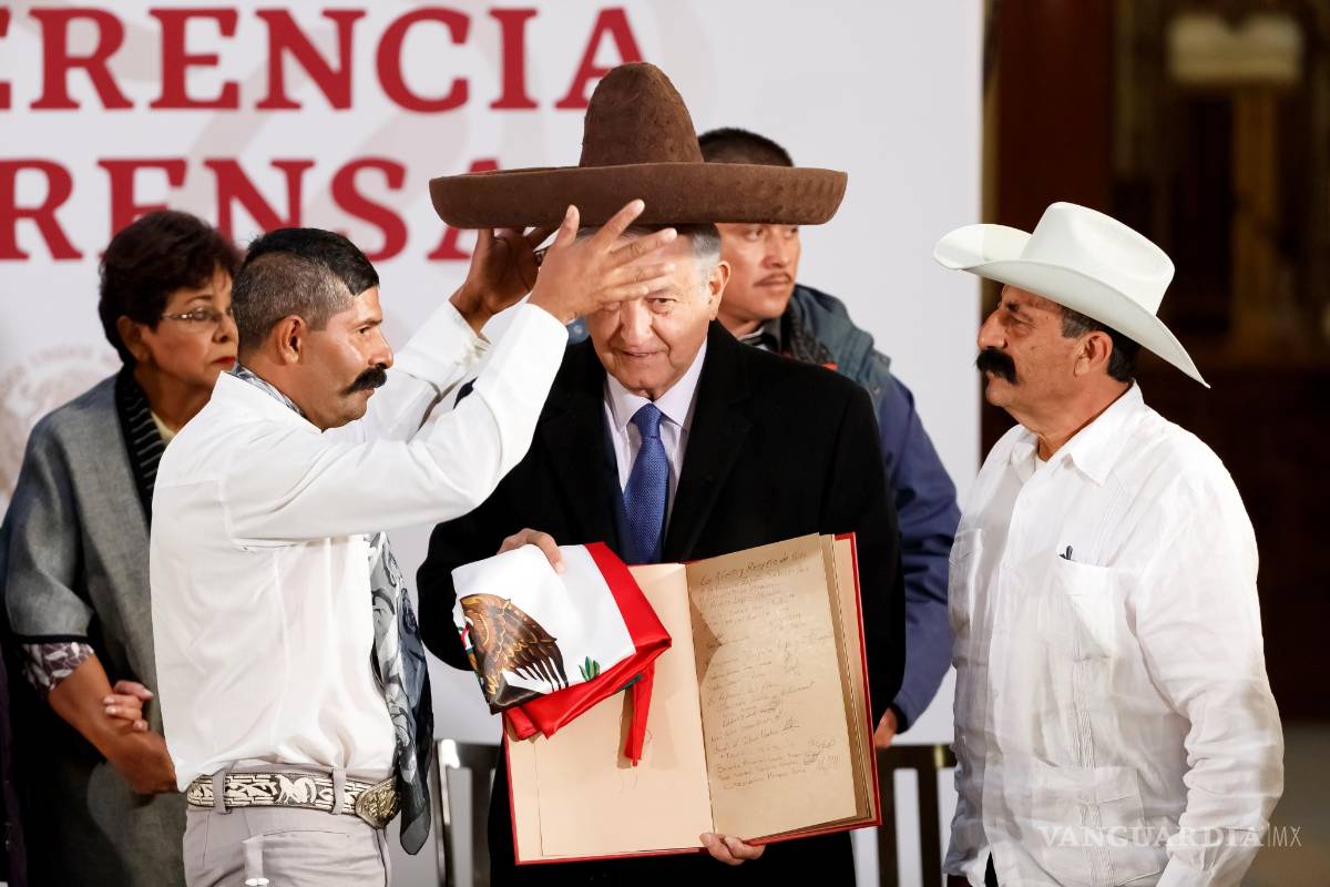$!Afirma AMLO que su plan contra el robo de combustible fortalece al peso