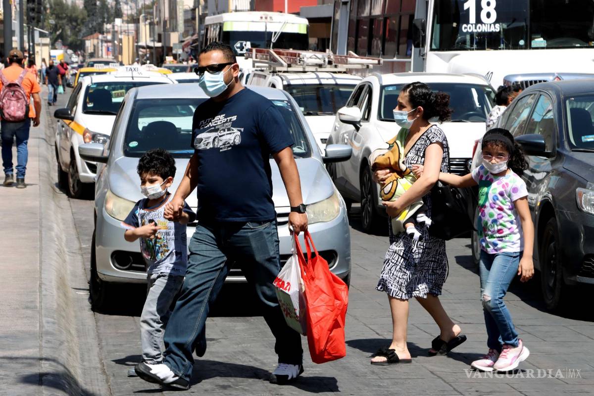 $!En espacios abiertos algunos usuarios siguen haciendo uso del cubrebocas como medida de prevención.