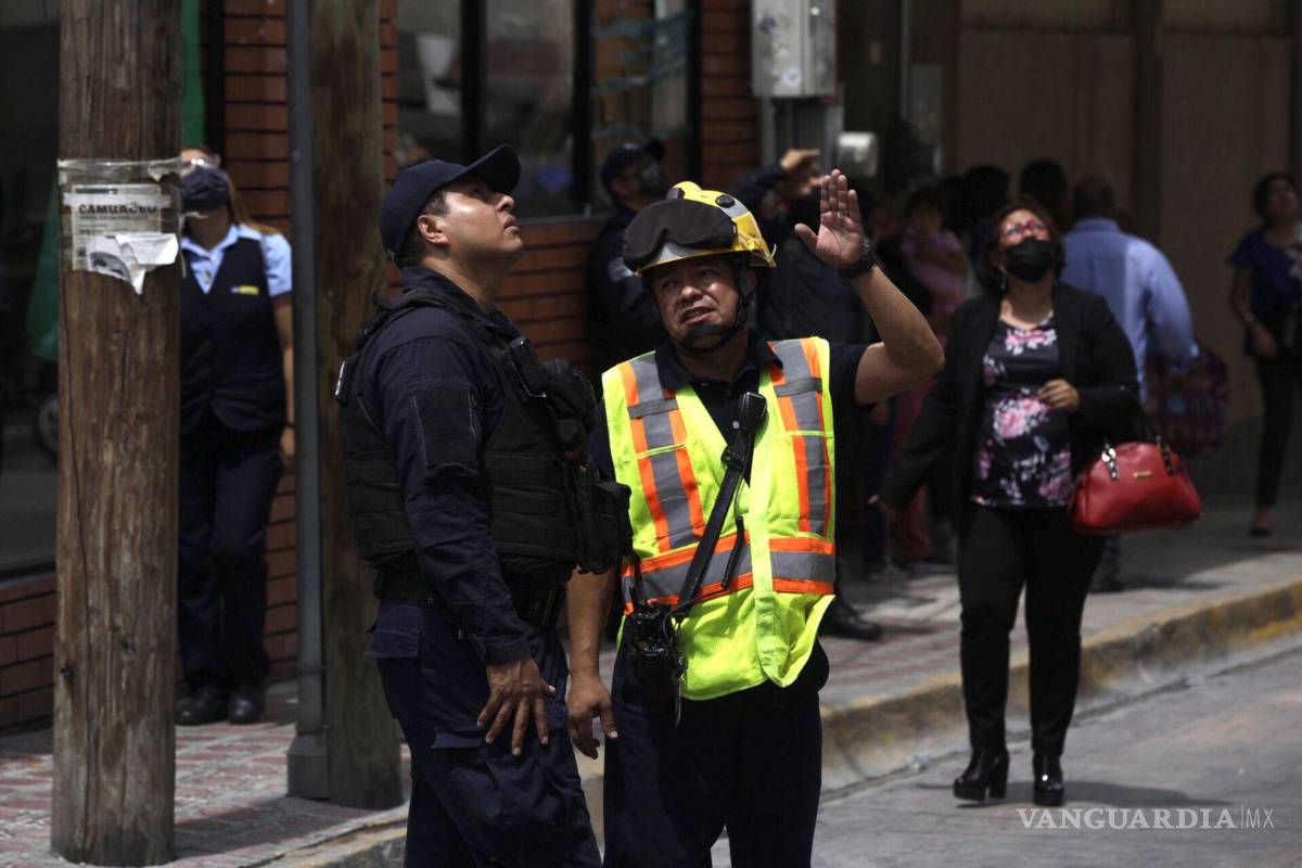$!Tras 40 minutos, rescatan a mujer que amenazó con arrojarse en Hotel San Jorge de Saltillo
