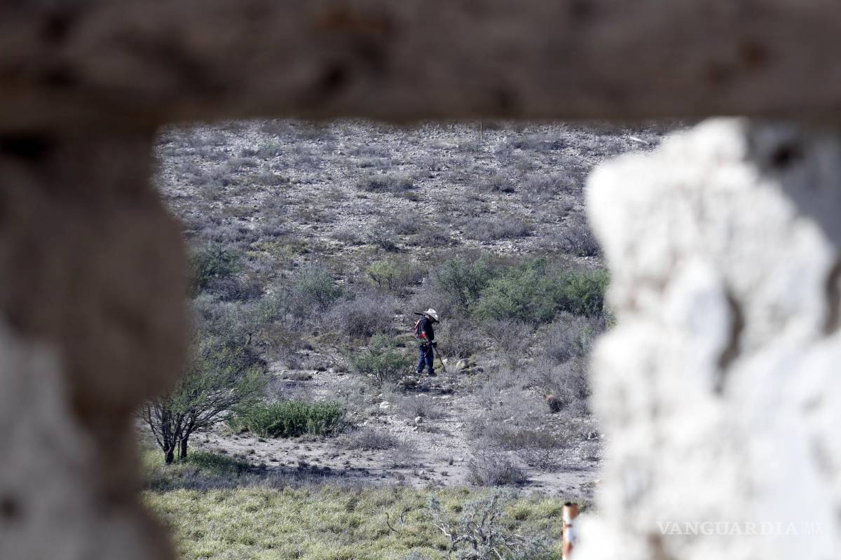 $!En un terreno pedregoso, Gerardo Alvarado busca tesoros con su detector de metales. Él es uno de los organizadores del evento “Detectorismo en Coahuila 2022”.
