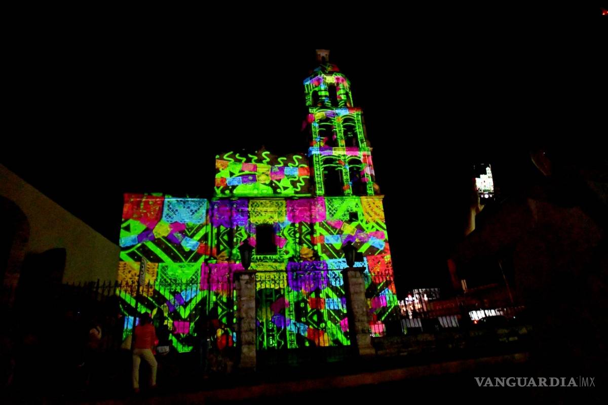 Ciudadanos disfrutan del video mapping sobre la iglesia Santiago Apóstol de Monclova